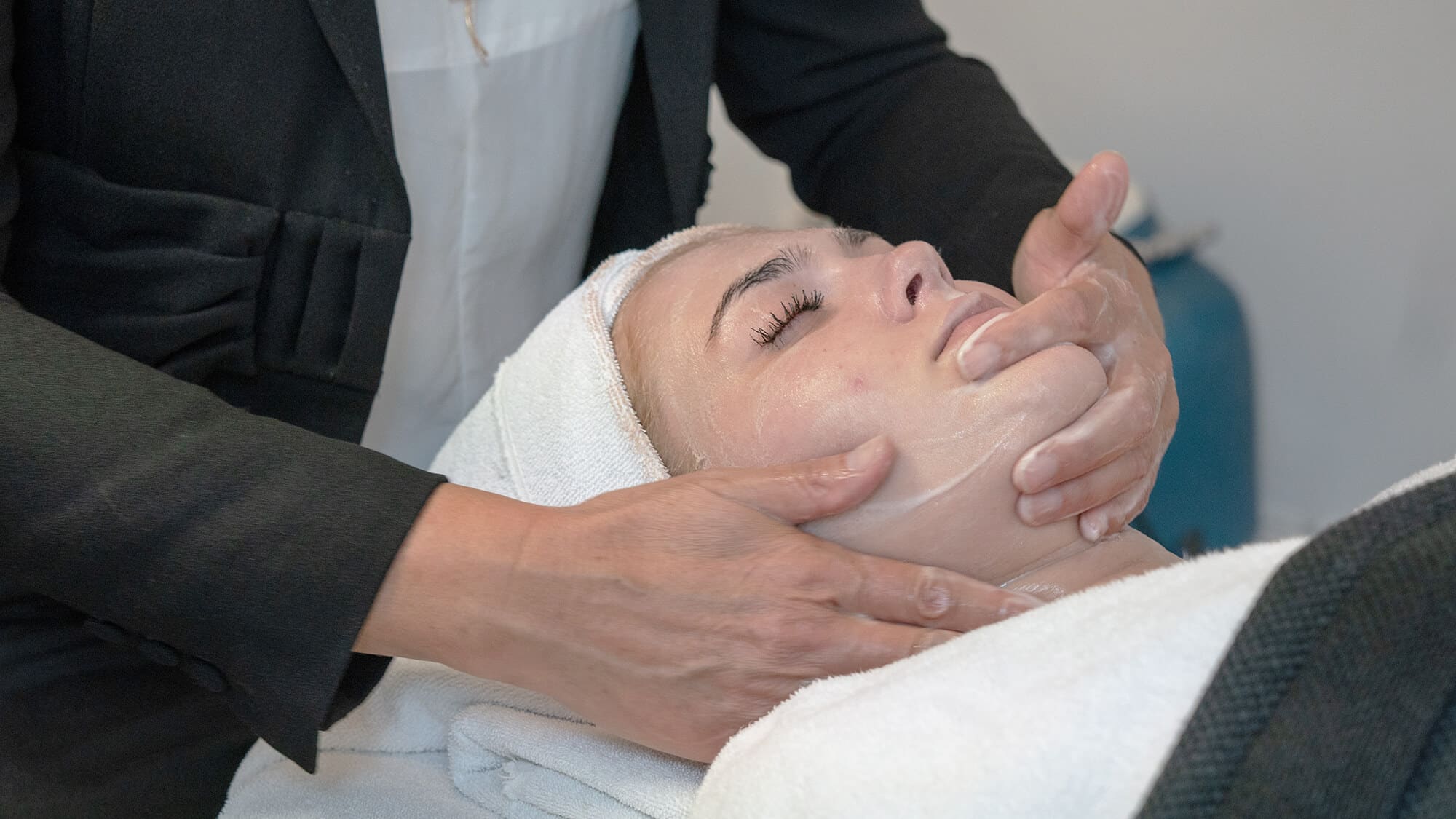 Ansigtsmassage under en behandling